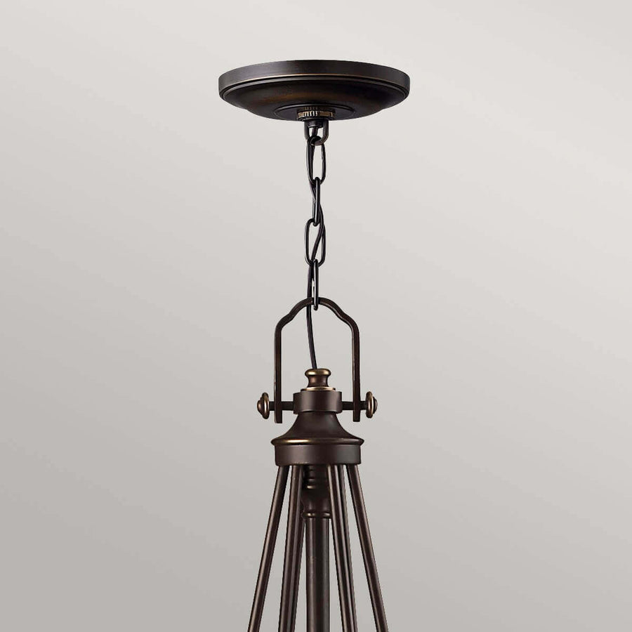 Détail de la fixation au plafond, chaîne et sommet de la colonne en bronze.