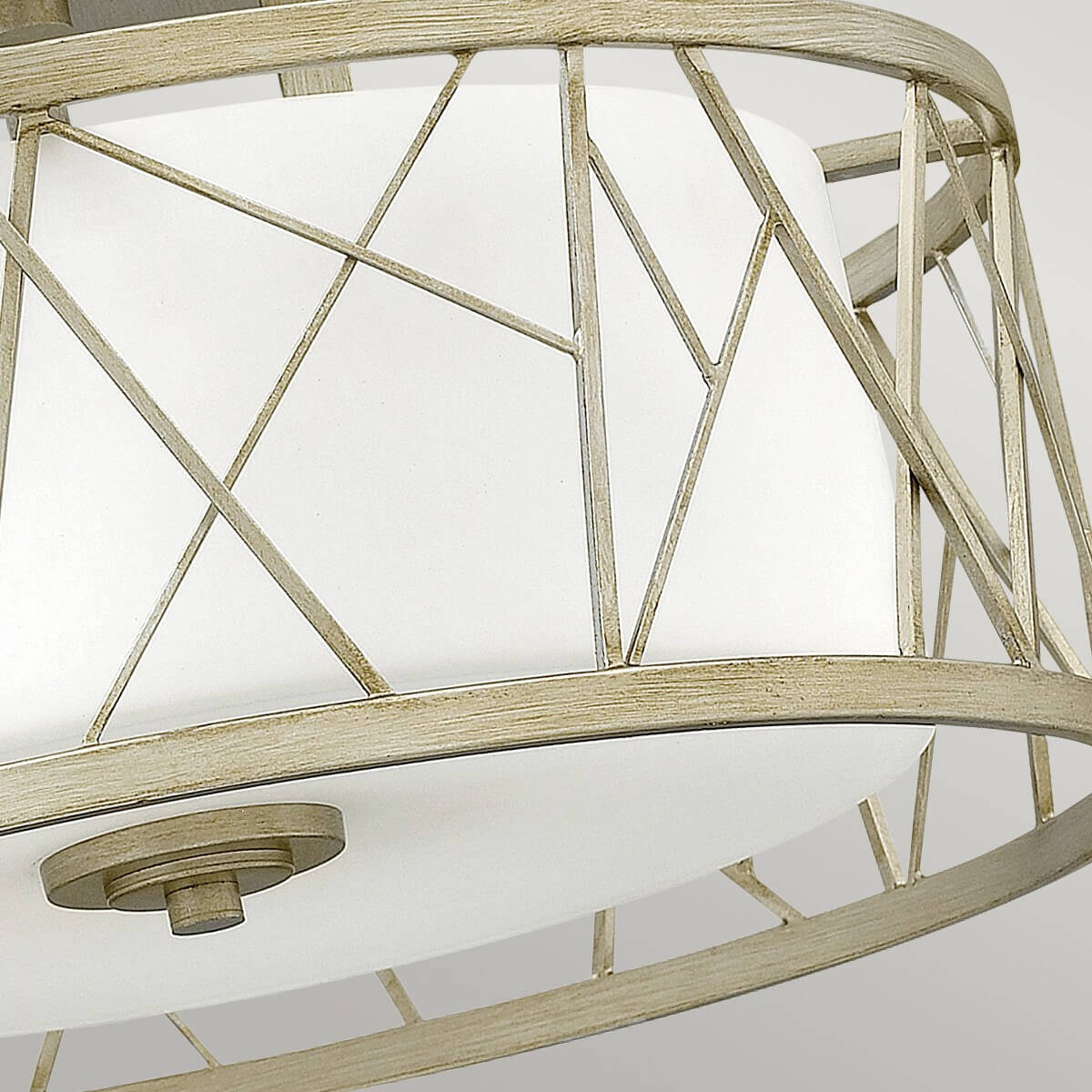Détail de la finition métal effet bois et du croisillon géométrique sur verre opalin