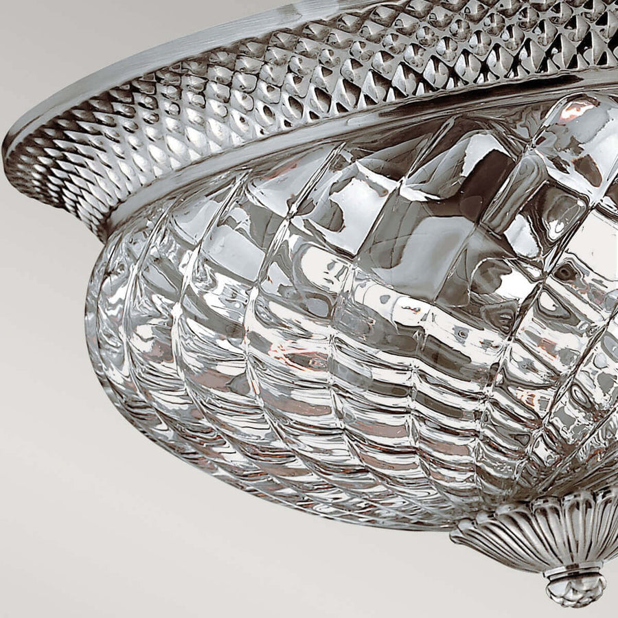 Détail de la collerette ajourée et du verre strié, reflets métalliques