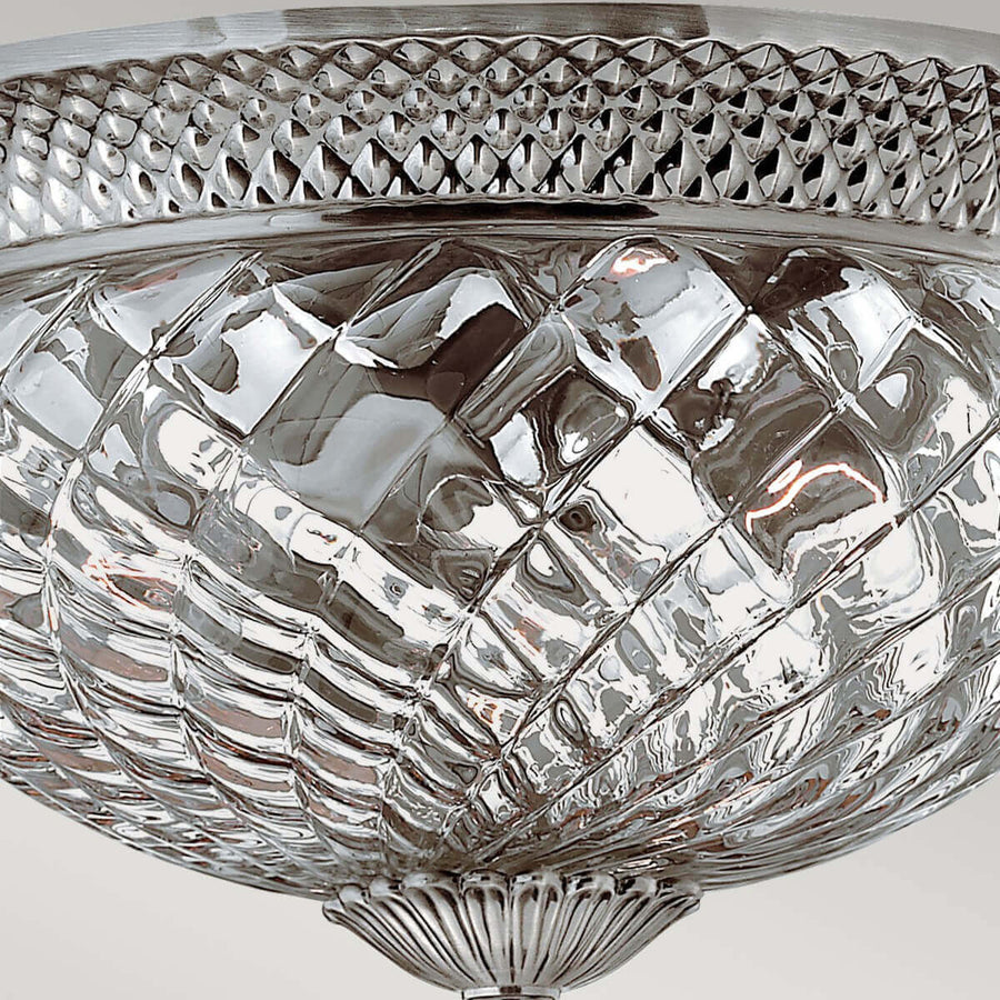 Vue rapprochée du réseau de losanges du verre et de la bordure perforée