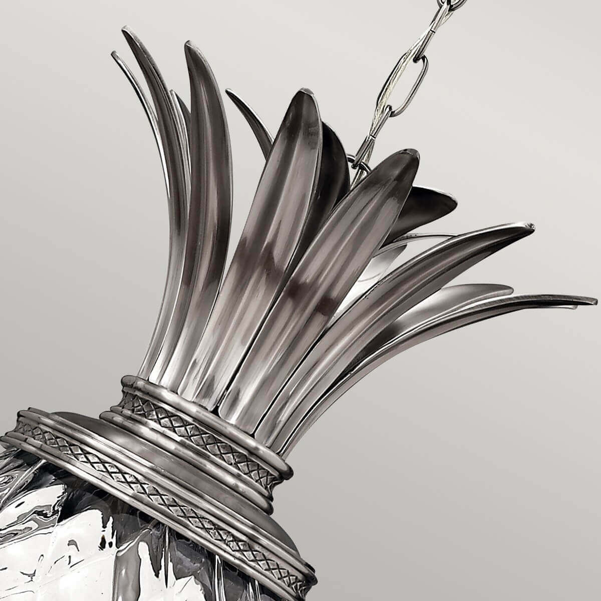 Gros plan sur la couronne de feuilles nickelées et la bague décorative du luminaire