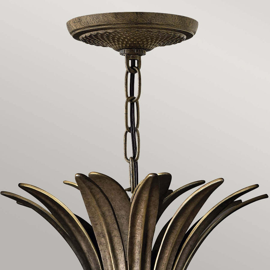 Détail du cabochon de plafond texturé et de la chaîne de suspension en bronze