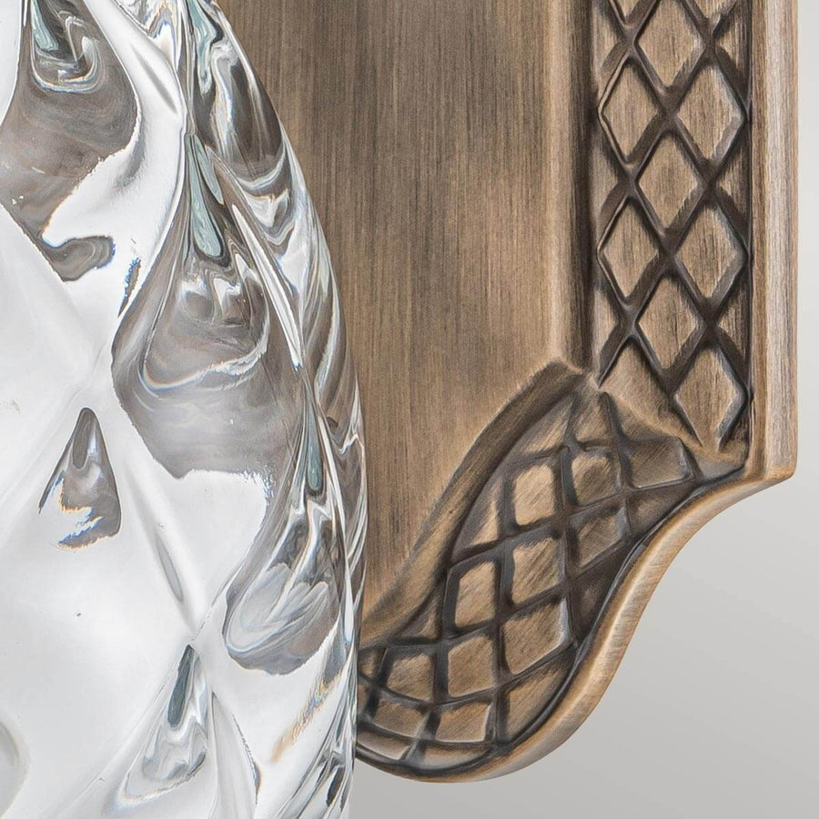 Vue rapprochée du verre et du support arrière en bronze au motif de losanges tressés