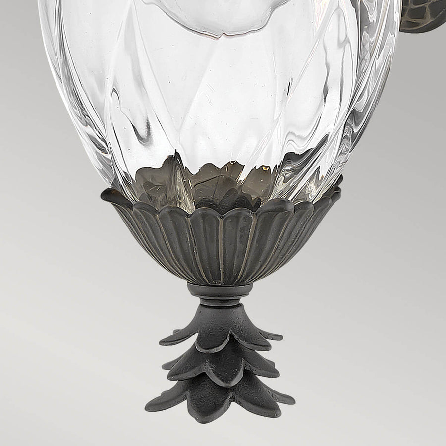 Détail de la base godronnée et de la pomme décorative sous le verre.