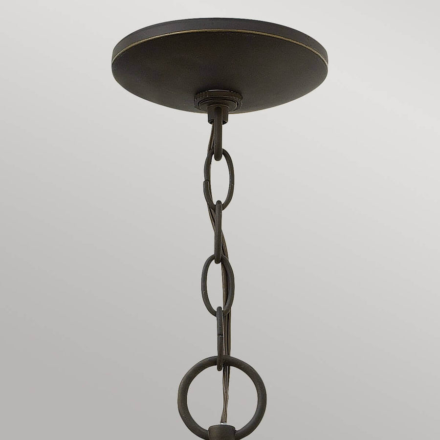 Détail de la platine de plafond et de la chaîne en métal bronze foncé.