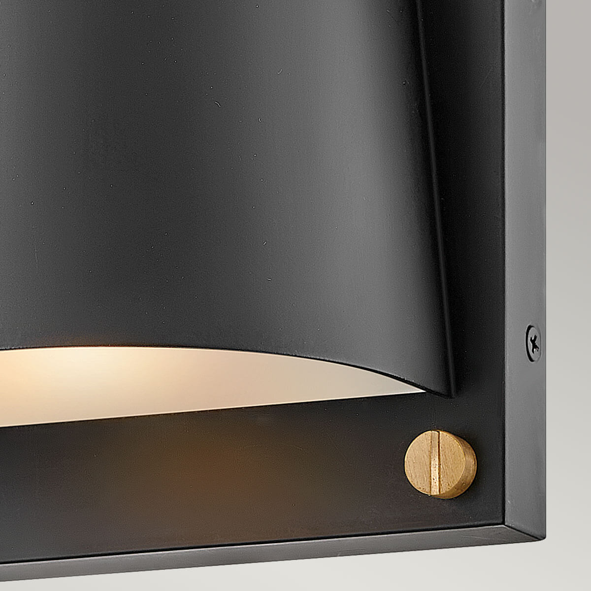 Détail du coin inférieur droit avec vis dorée et platine noire