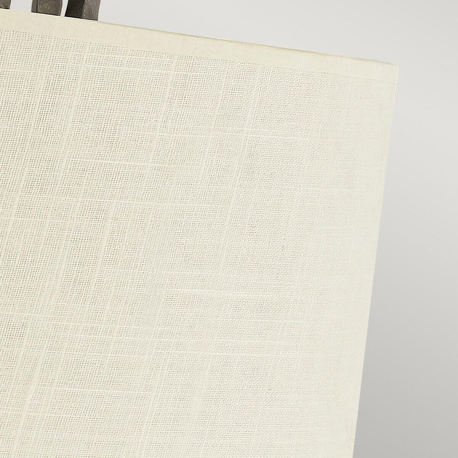 Détail de la texture tissée crème de l'abat-jour et de son ourlet
