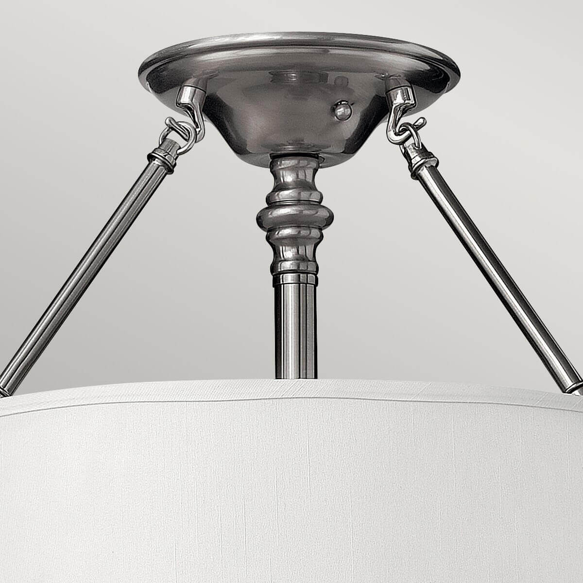 Détail du support central fixé au plafond et des trois tiges nickel satiné