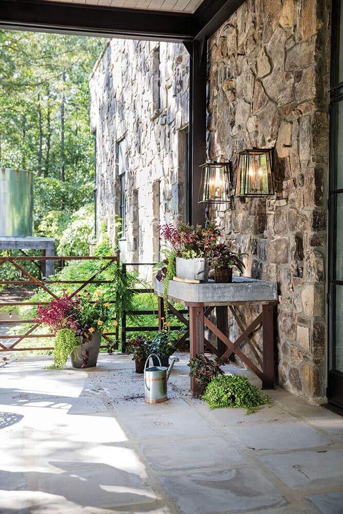 Mise en ambiance sur mur en pierre avec deux appliques allumées