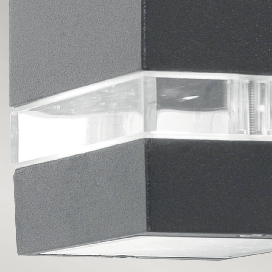 Gros plan sur le bandeau diffuseur transparent et la partie inférieure de l'applique.