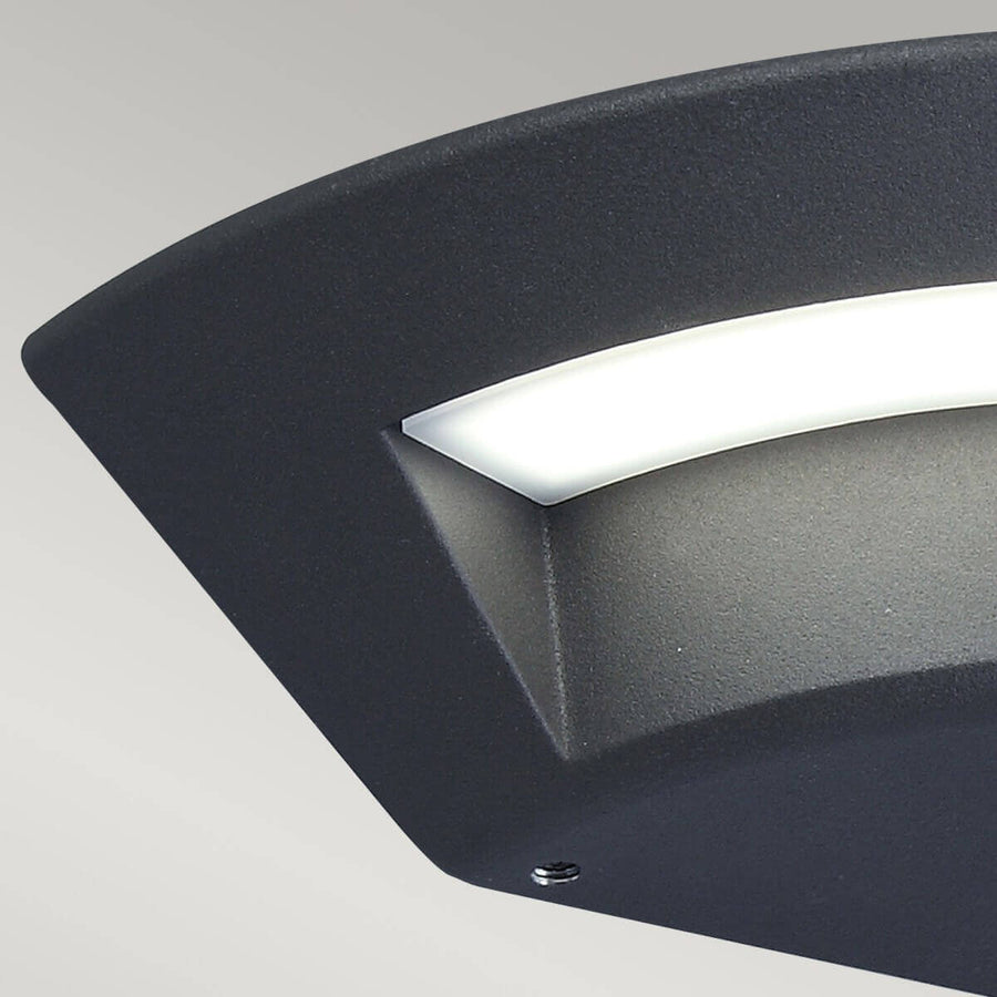 Détail de l'angle du boîtier anthracite et de sa vis de fixation