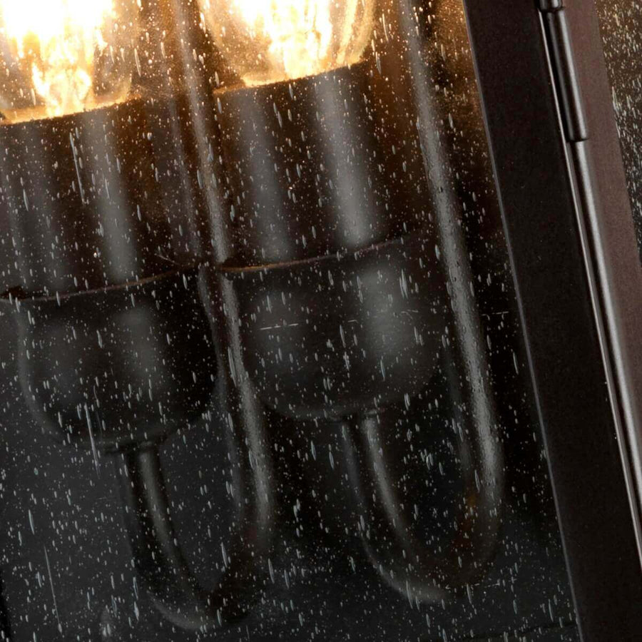 Vue rapprochée des douilles et ampoules derrière le verre ruisselant.