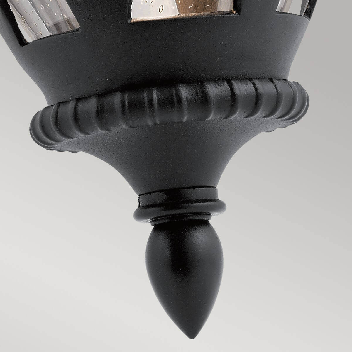 Détail de la pointe en goutte et de la collerette striée sous le verre.