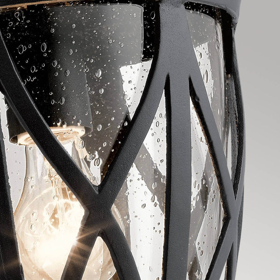Gros plan sur le verre embué et l'ampoule allumée à l'intérieur.