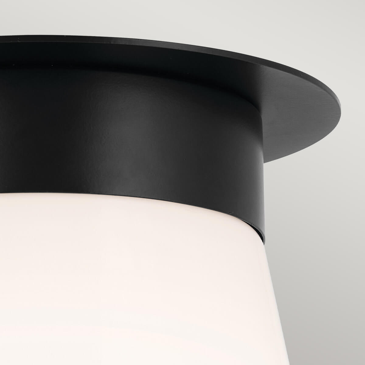 Détail de la bague métallique noire mate fixée sur le verre opale