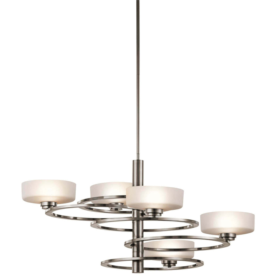 Lustre quatre lumières vu de face, monture chromée et abat-jours en verre dépoli