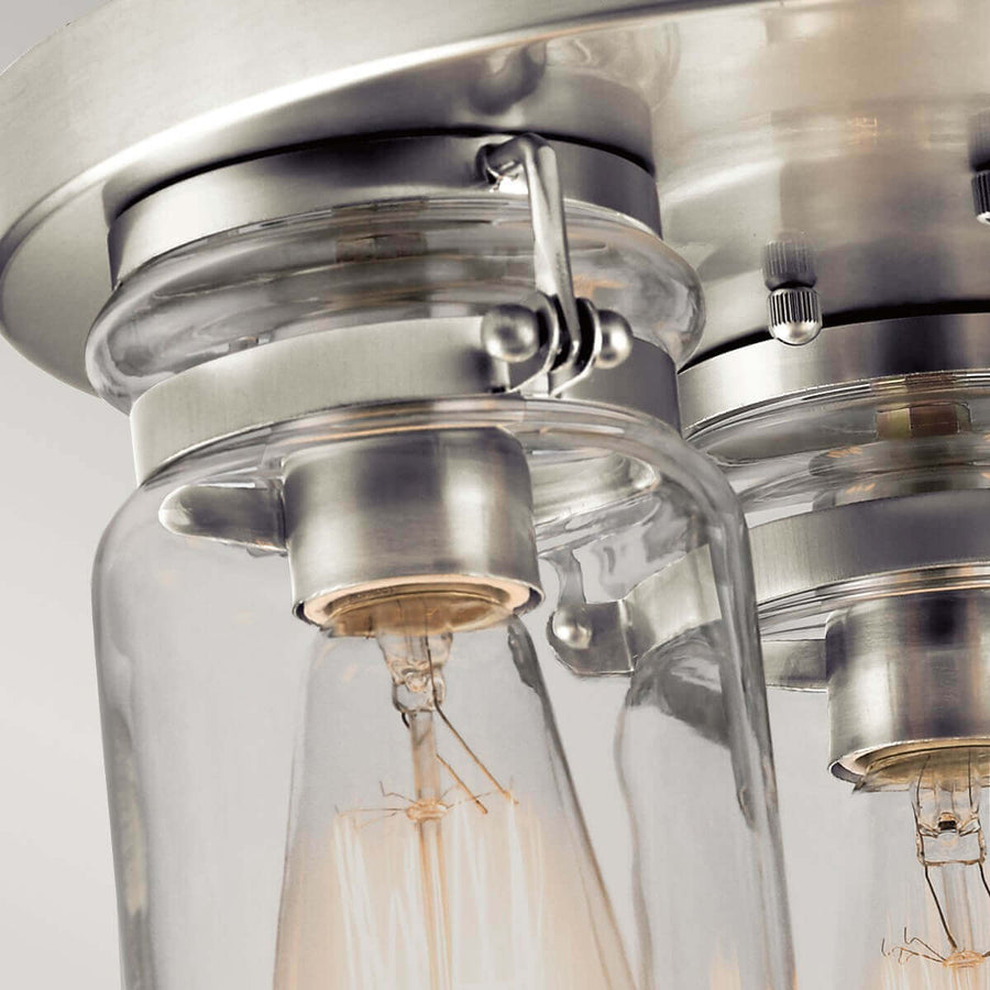 Détail du système de fixation d'un verre cylindrique sur la monture nickel satiné