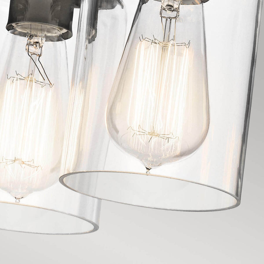 Vue rapprochée des ampoules à filament allumées dans les abat-jours en verre clair