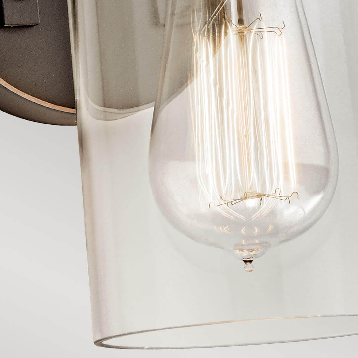 Détail de l'ampoule Edison à filament visible dans le verre transparent