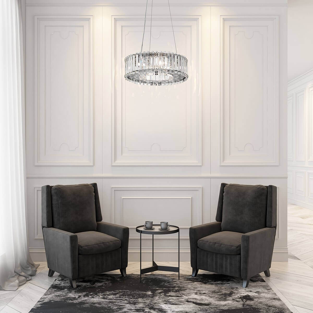 Mise en ambiance du luminaire suspendu au-dessus de deux fauteuils gris dans un salon