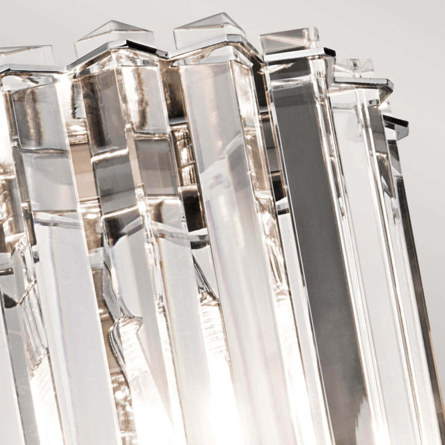 Détail rapproché du sommet des tiges de cristal taillé et des embouts biseautés