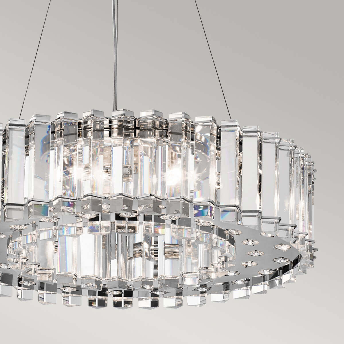Vue rapprochée de la base circulaire chromée et des pendants de cristal