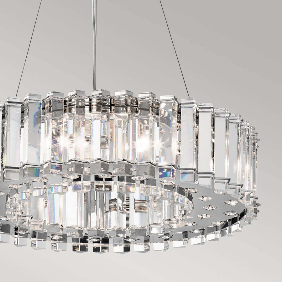 Vue rapprochée de la base circulaire chromée et des pendants de cristal