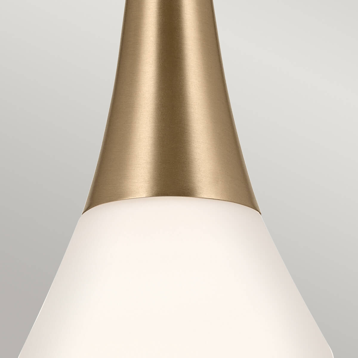 Détail de la jonction entre cône bronze et verre opale blanc