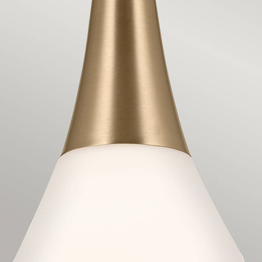 Détail de la jonction entre cône bronze et verre opale blanc