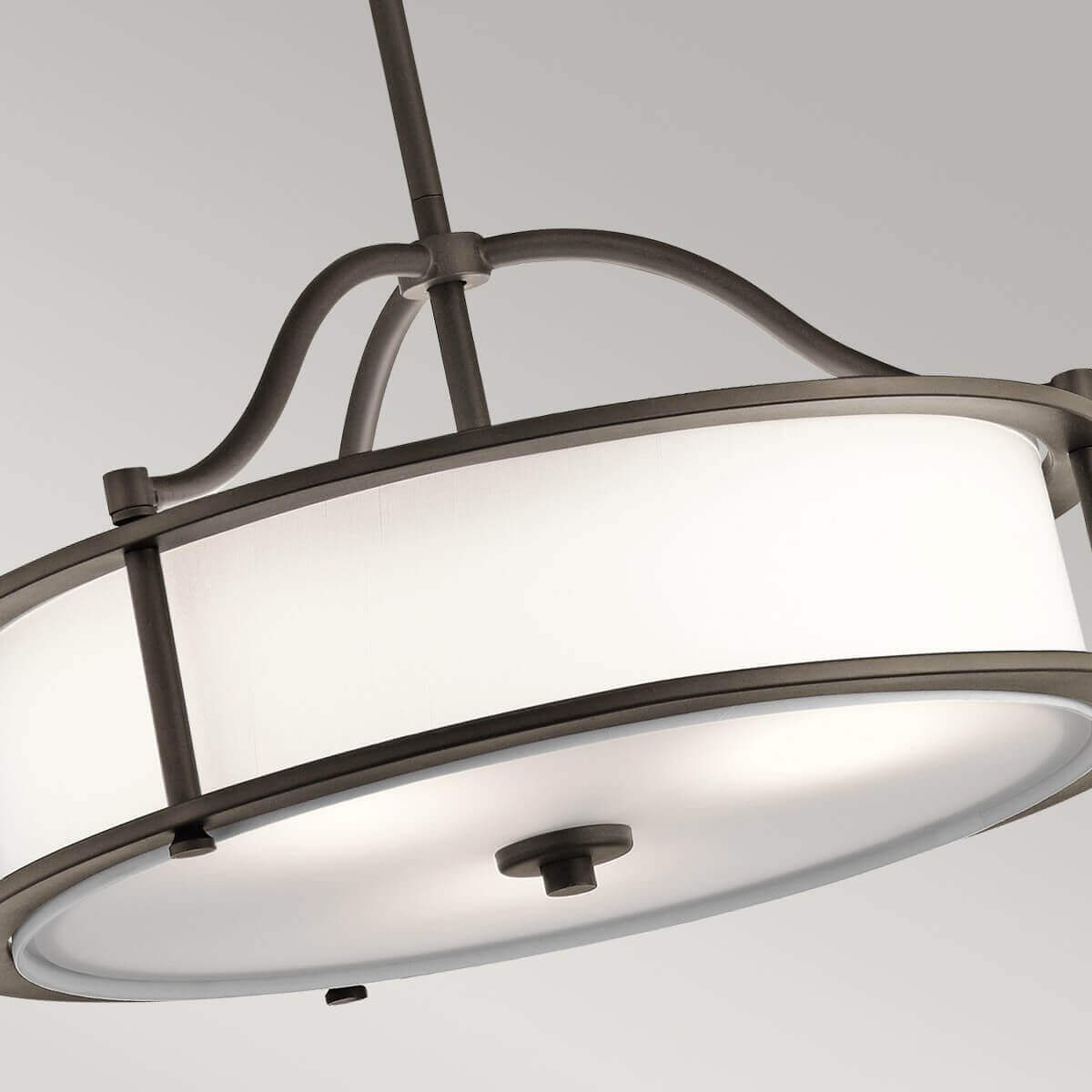 Gros plan sur les bras courbes et le haut du diffuseur cylindrique blanc