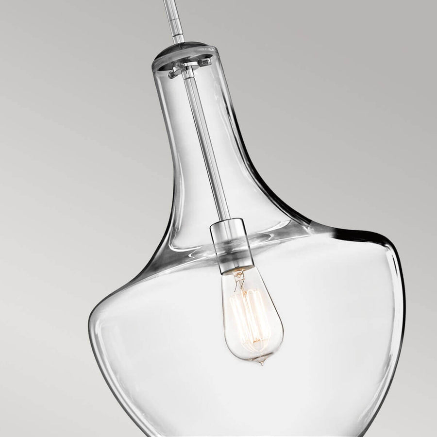 Gros plan sur l'abat-jour en verre transparent et l'ampoule Edison allumée