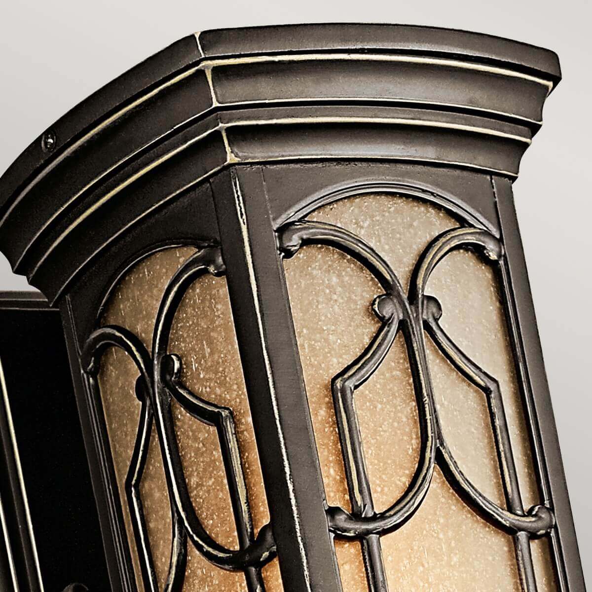 Détail du chapiteau et de la frise moulurée en bronze doré de l'applique