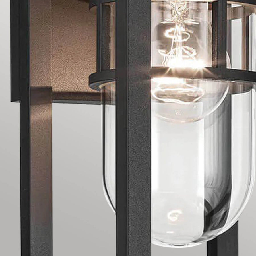 Détail de la finition granitée noire et du verre transparent éclairé