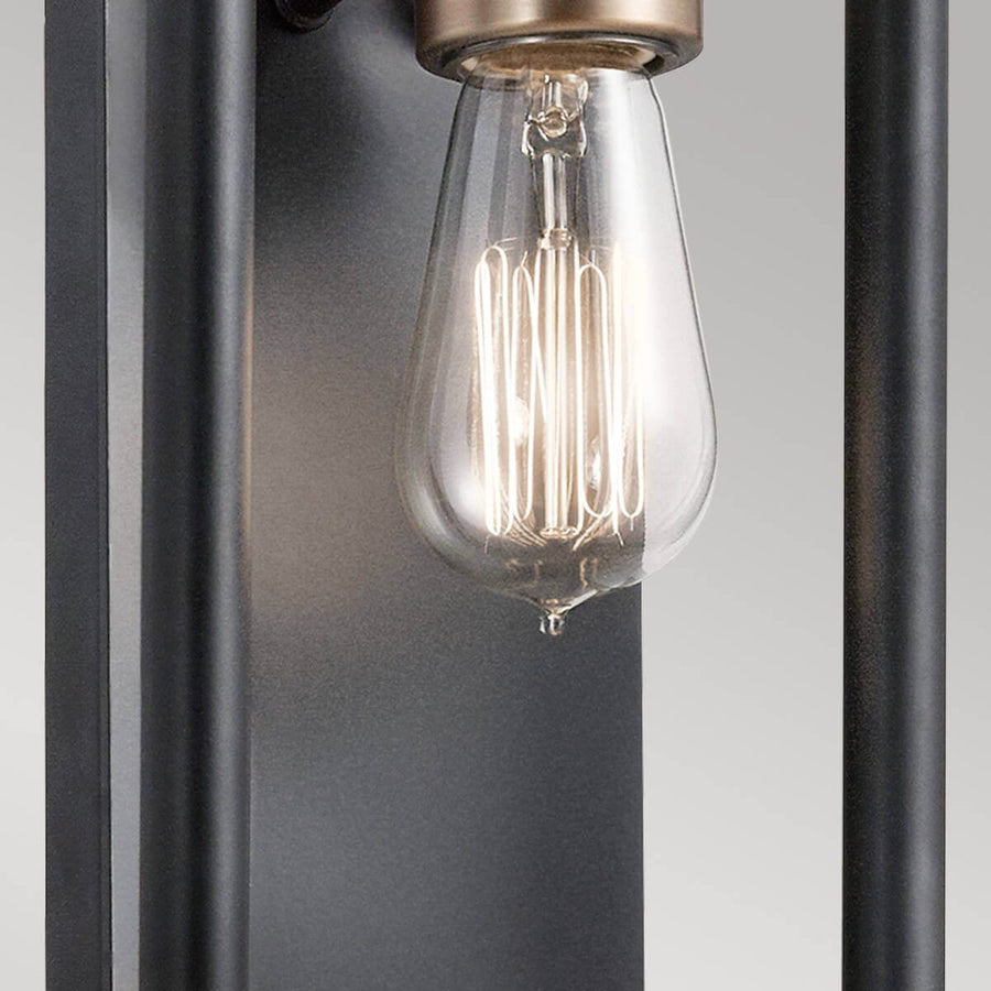 Ampoule Edison à filament apparent montée sur la douille centrale