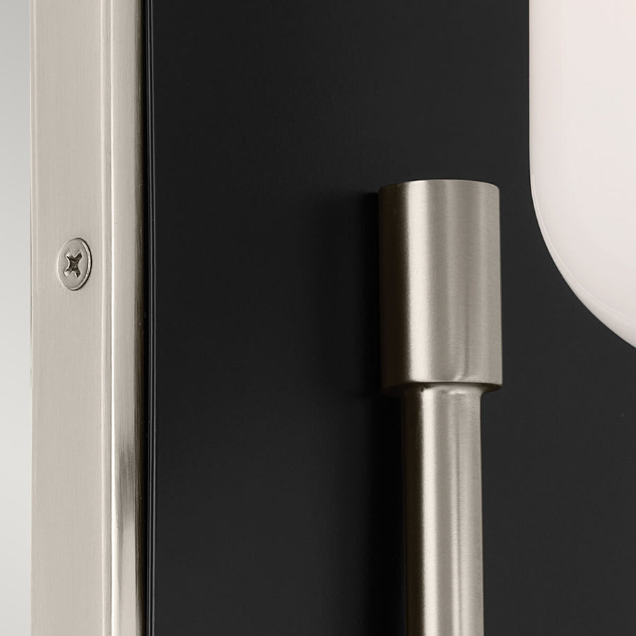 Détail de la platine noire et vis visible, bras métallique en nickel satiné.
