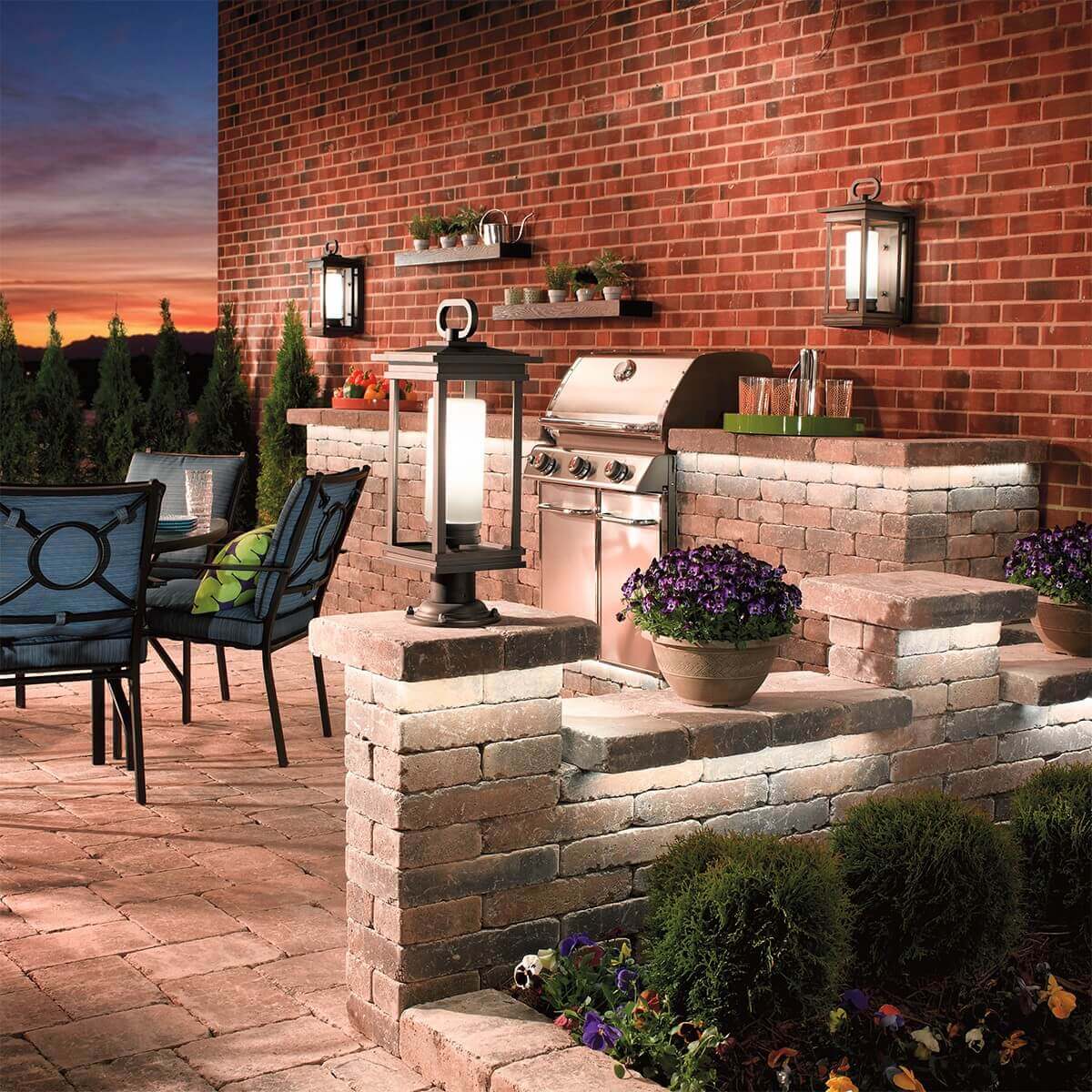 Mise en ambiance sur une terrasse en brique, deux appliques éclairant le mur