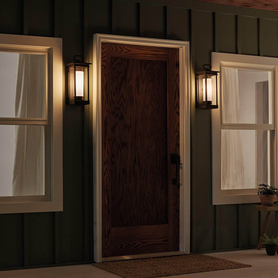 Ambiance nocturne, appliques allumées de part et d'autre de la porte