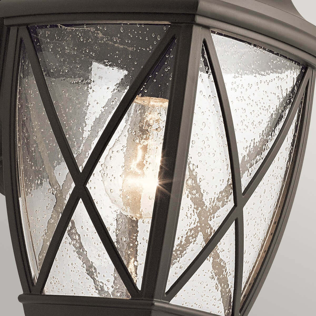Gros plan du verre strié et de l'ampoule allumée à l'intérieur du luminaire