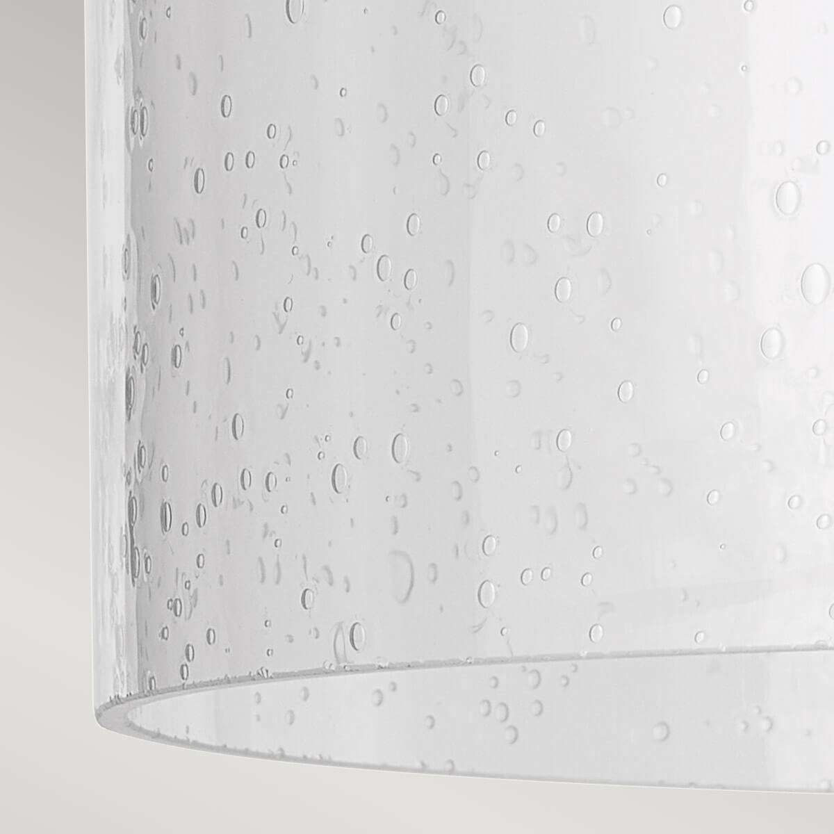 Détail du verre bullé transparent formant un cylindre autour de l’ampoule.