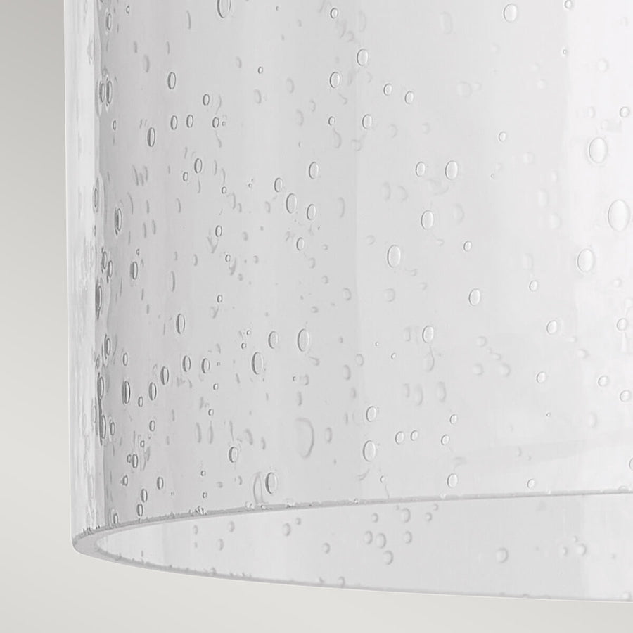 Détail du verre bullé transparent formant un cylindre autour de l’ampoule.