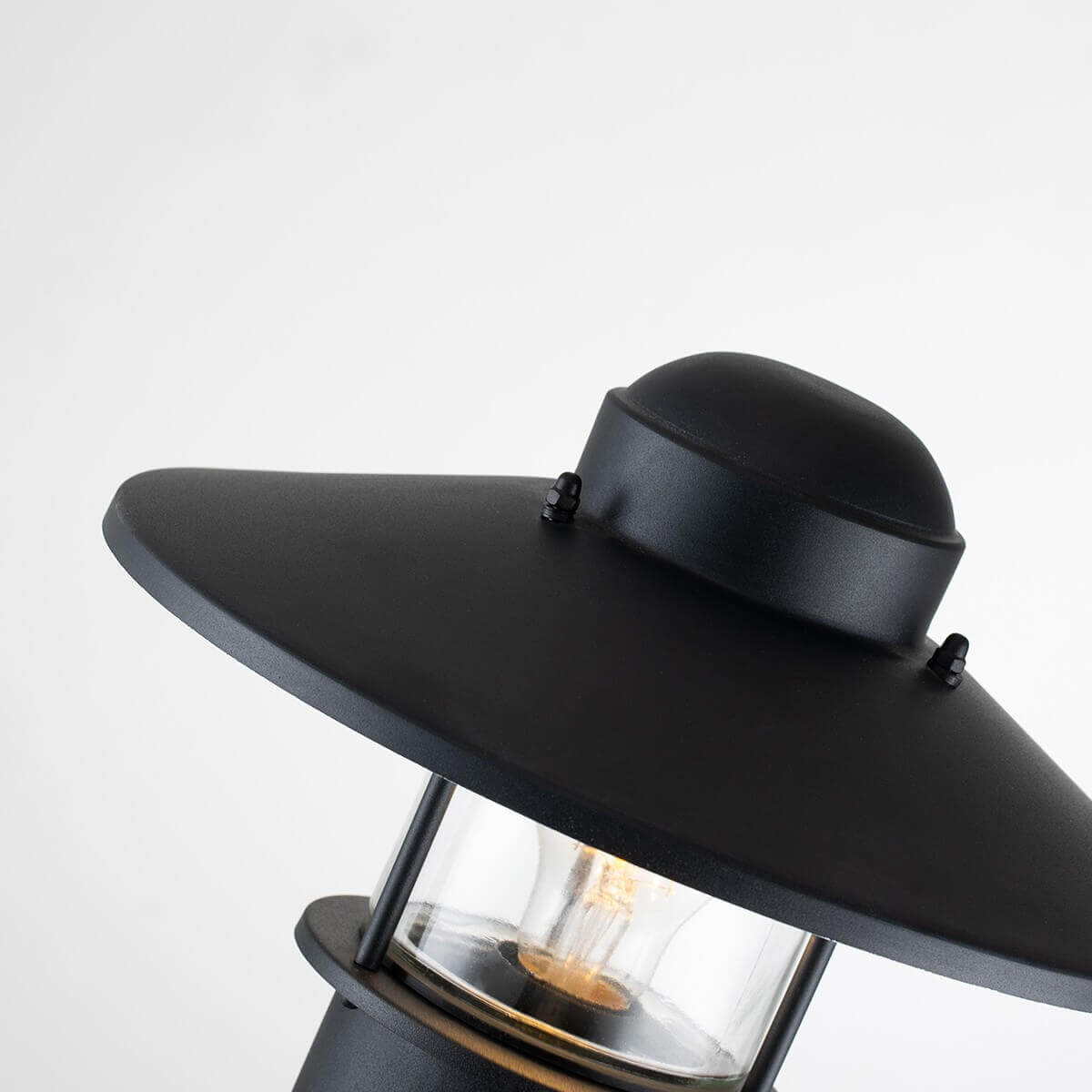 Détail du chapeau conique noir et de la calotte sommitale