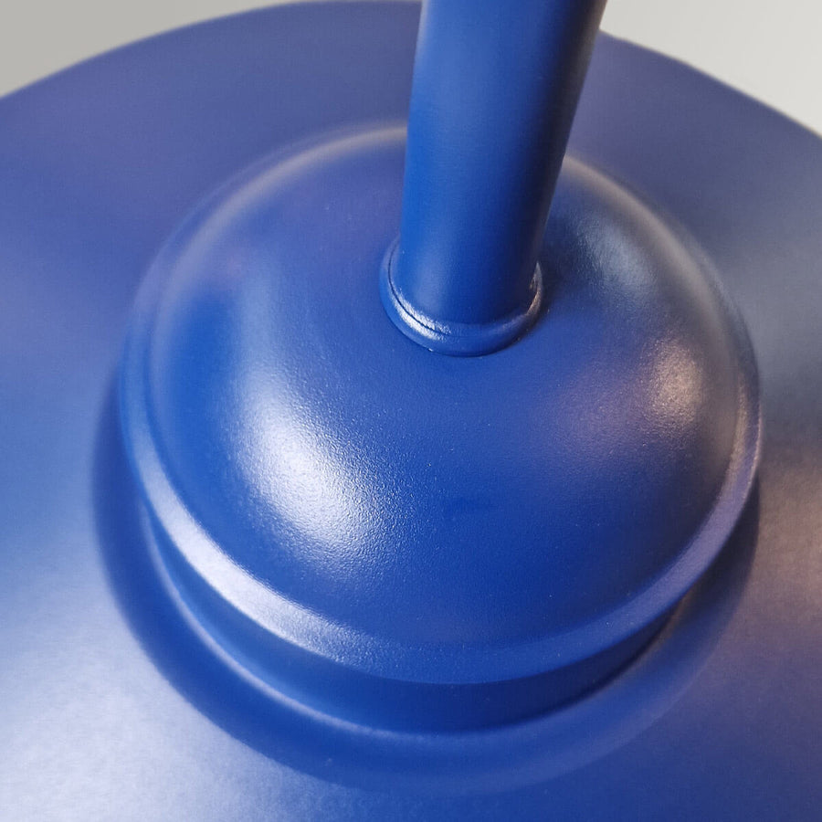 Détail du bras courbé bleu fixé sur la coupelle ronde, finition mate