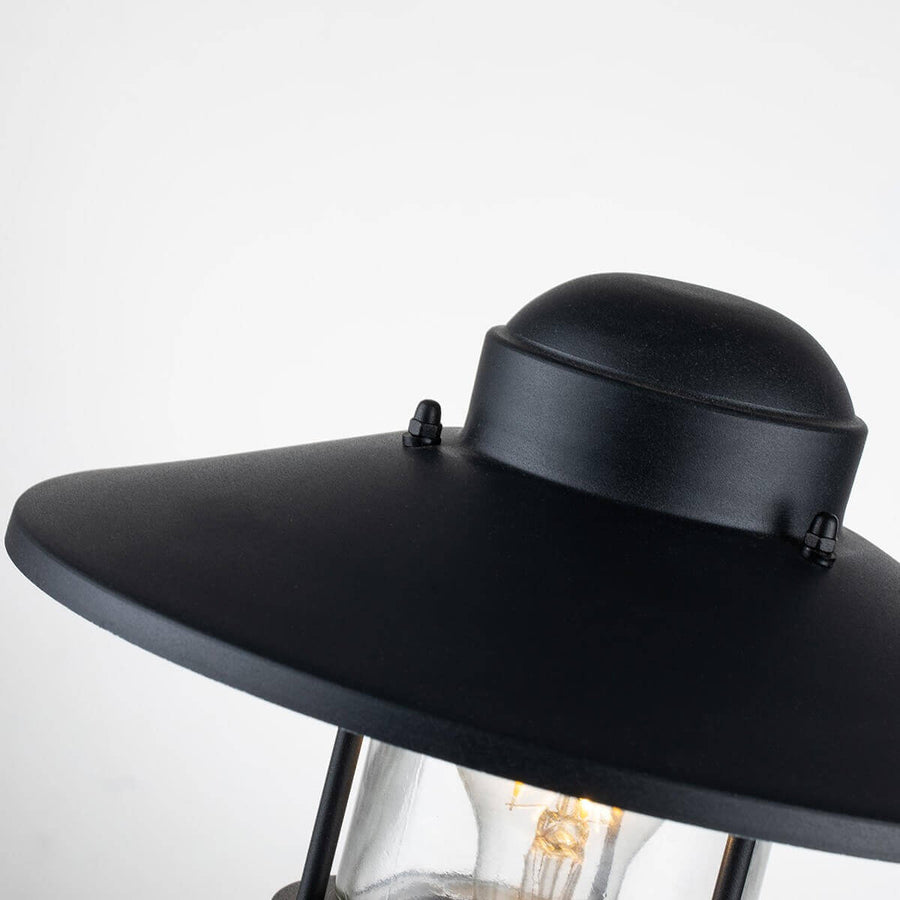 Détail du sommet bombé et de l'abat-jour noir avec vis apparentes