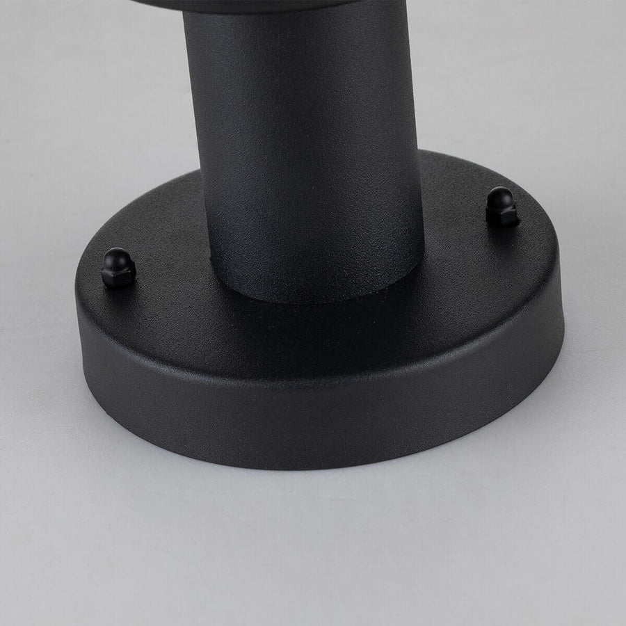 Détail de la base ronde noire et de ses vis de fixation