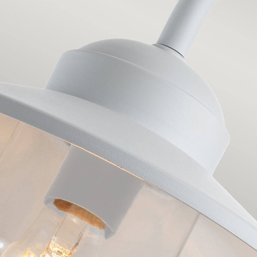 Détail de la finition blanche texturée de l'abat-jour et de la douille