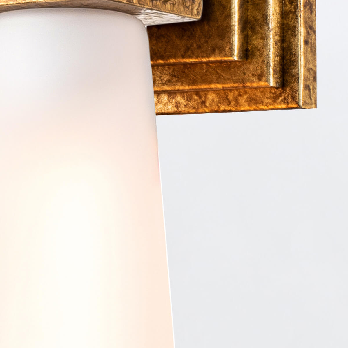 Détail de l'embase dorée et du verre opale flouté, montrant la finition texturée.