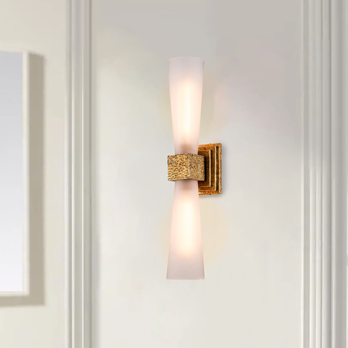Mise en ambiance de l applique allumée sur un mur blanc