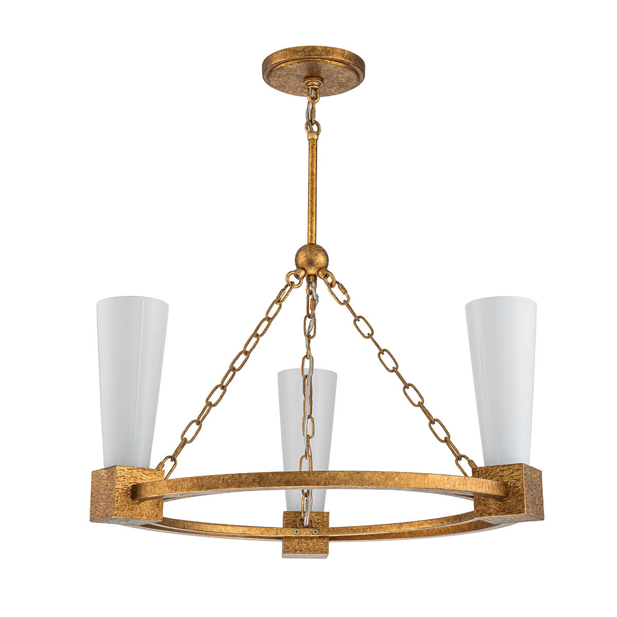 Vue de face du luminaire suspendu, structure circulaire dorée et trois verres opalins allumés.
