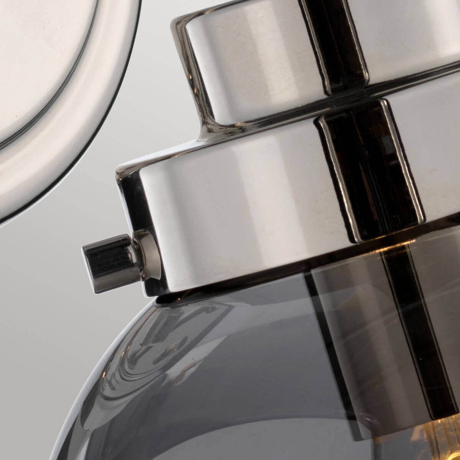 Détail du collier chromé maintenant le globe de verre fumé