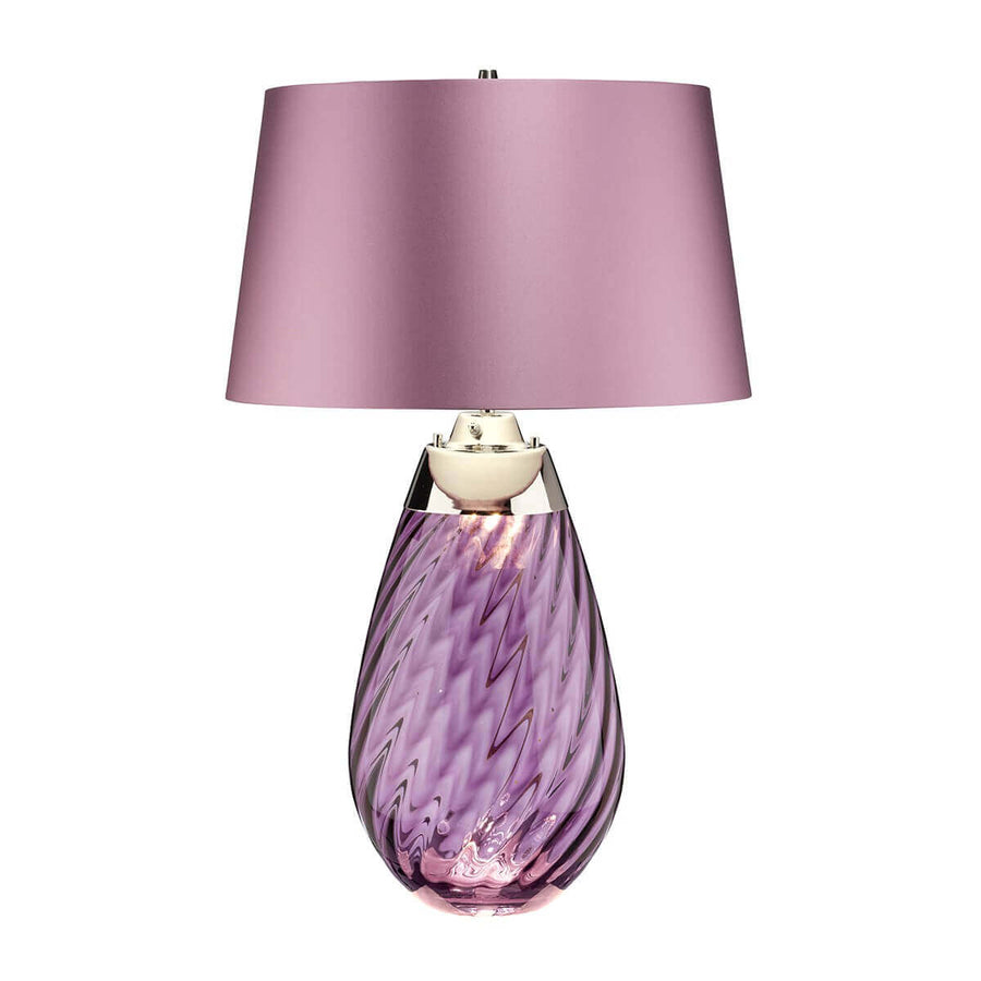 Vue rapprochée du socle en verre violet strié et de sa bague métallique